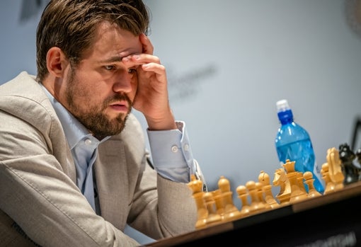 Magnus Carlsen sufrió en la segunda partida del Mundial