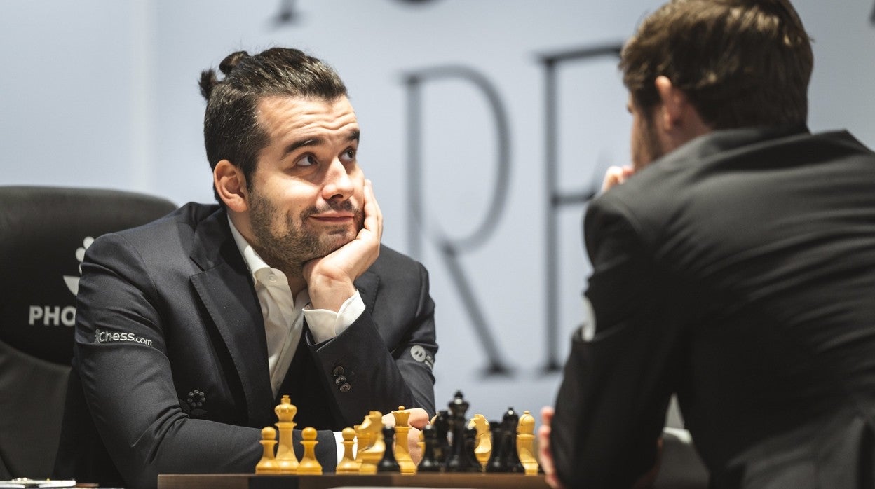 Ian Nepomniachtchi, expresivo, en su tercera partida contra Magnus Carlsen