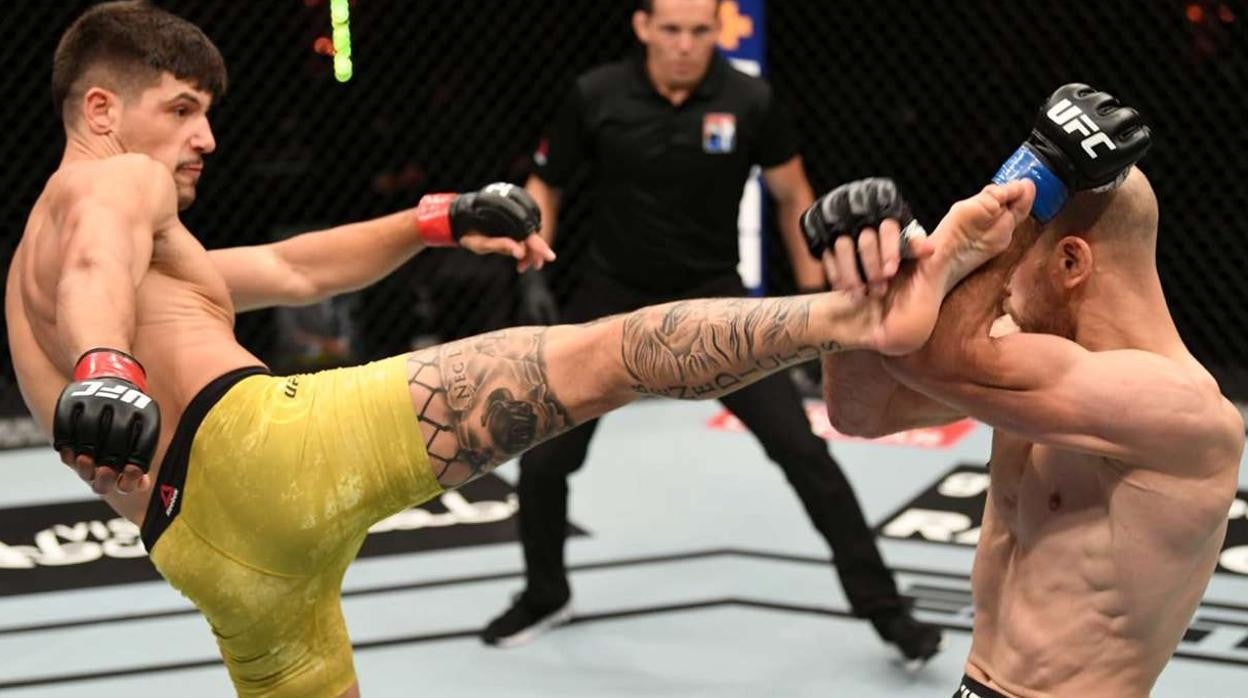 Joel Álvarez patea a Alexander Yakovlev durante una pelea en UFC