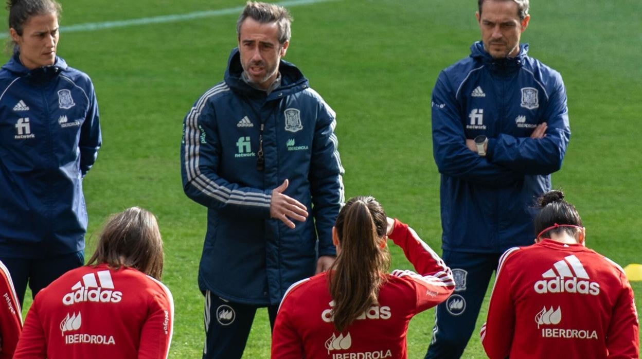 La selección femenina escucha a Jorge Vilda en la sesión previa al partido