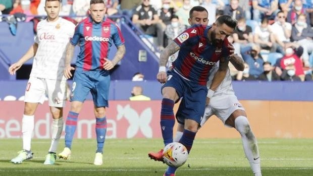 El Levante logra su primera victoria