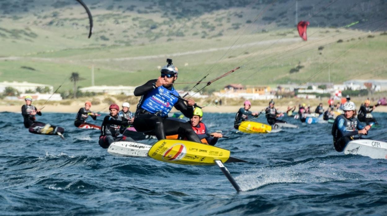 Alejandro Climent, del equipo Cutty Sark, lidera la flota en una de las mangas de la FKSS 2020 en Tarifa