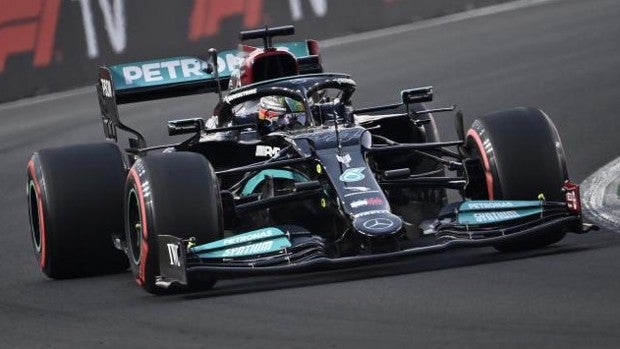 Hamilton atrapa la pole tras un enorme error de Verstappen