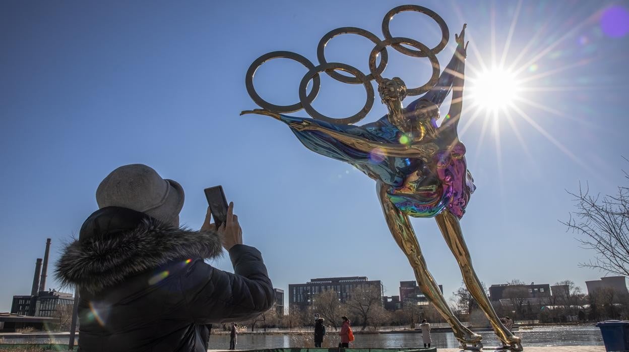 Escultura de una pareja de patinaje artístico en el parque industrial Shougang de Pekín