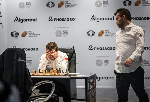 Nepo, observa a Carlsen, concentrado sobre el tablero