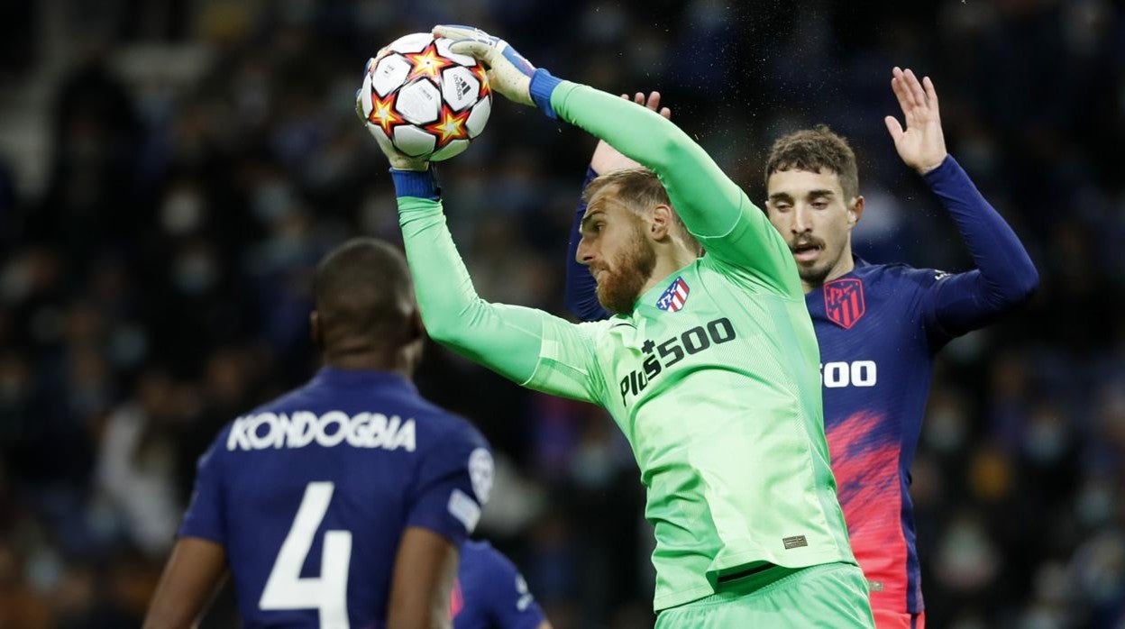 Oblak ataja el balón en un ataque del Oporto