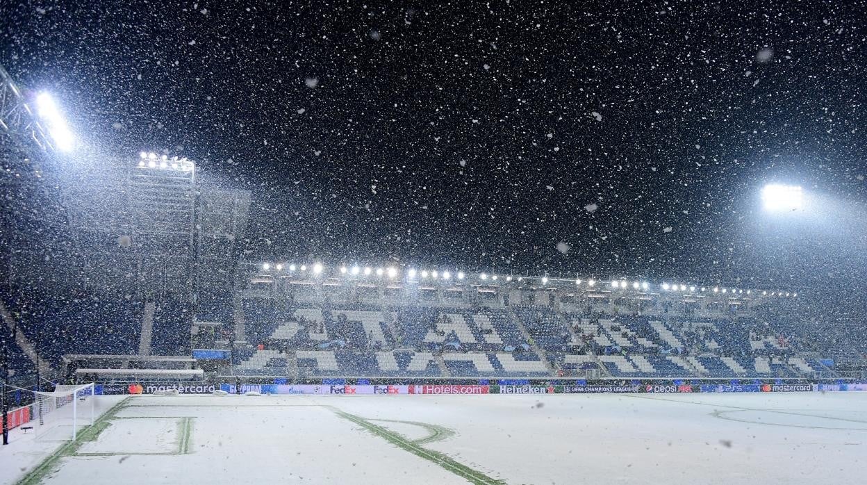 El estadio del Atalanta, durante la nevada esta tarde