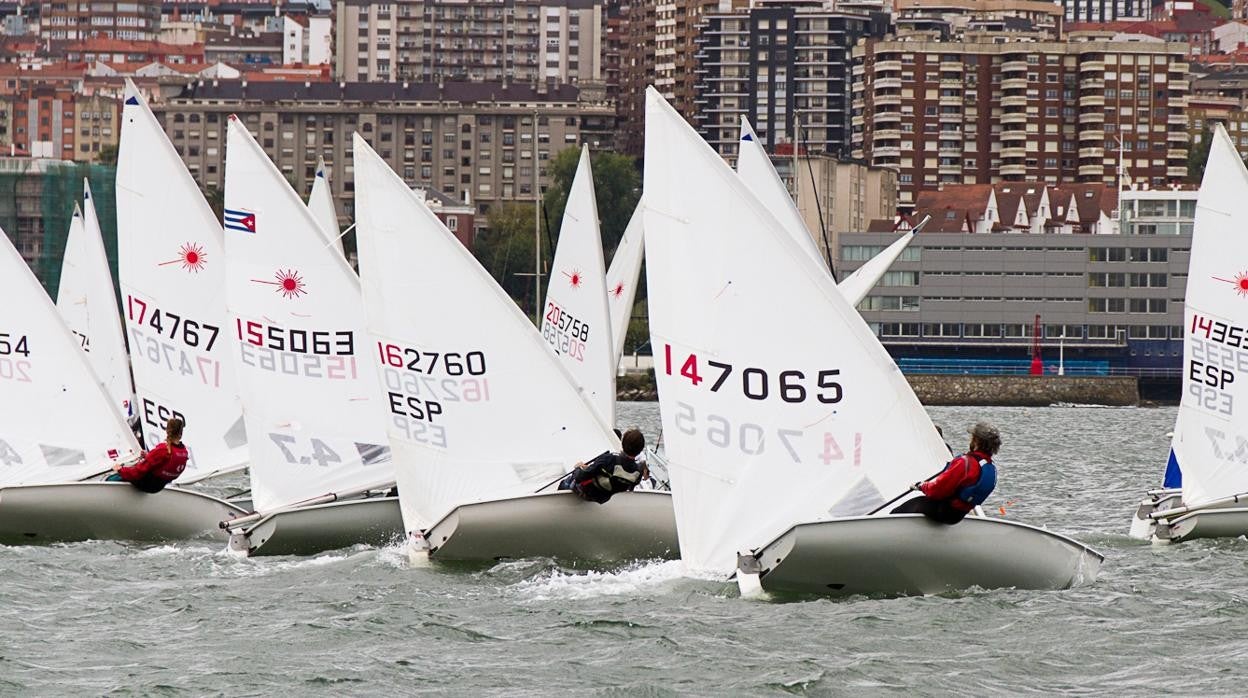 El Trofeo Navidad pone punto final en el Abra a la temporada de vela ligera