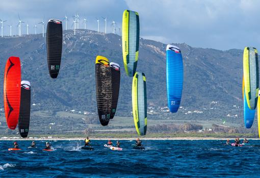 Un momento de la regata de hoy con el paisaje de Tarifa al fondo.