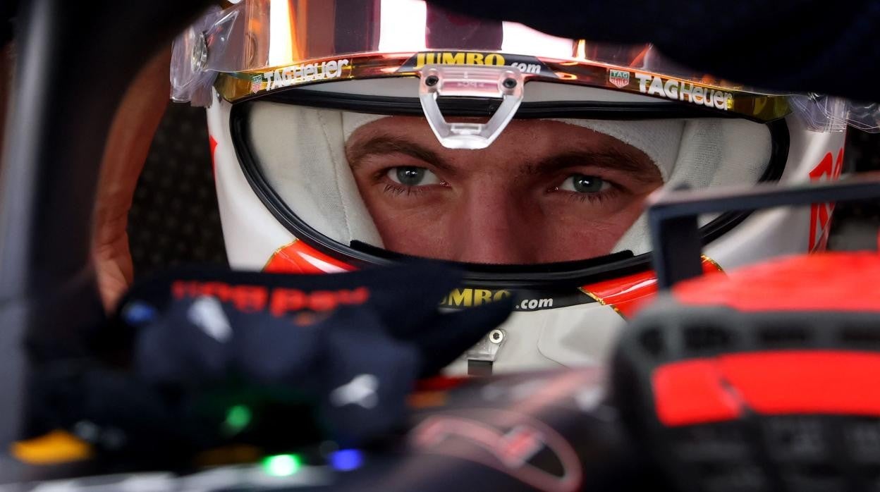 Max Verstappen, concentrado en el interior de su Red Bull