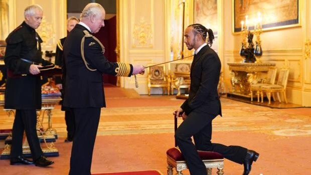 Hamilton reaparece como Sir con el Príncipe Carlos