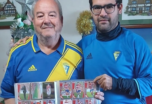 Abuelo y nieto cadistas junto al álbum de cromos