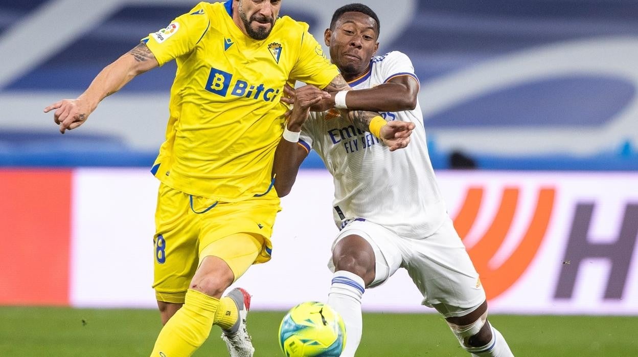 Alaba lucha por un balón con Negredo