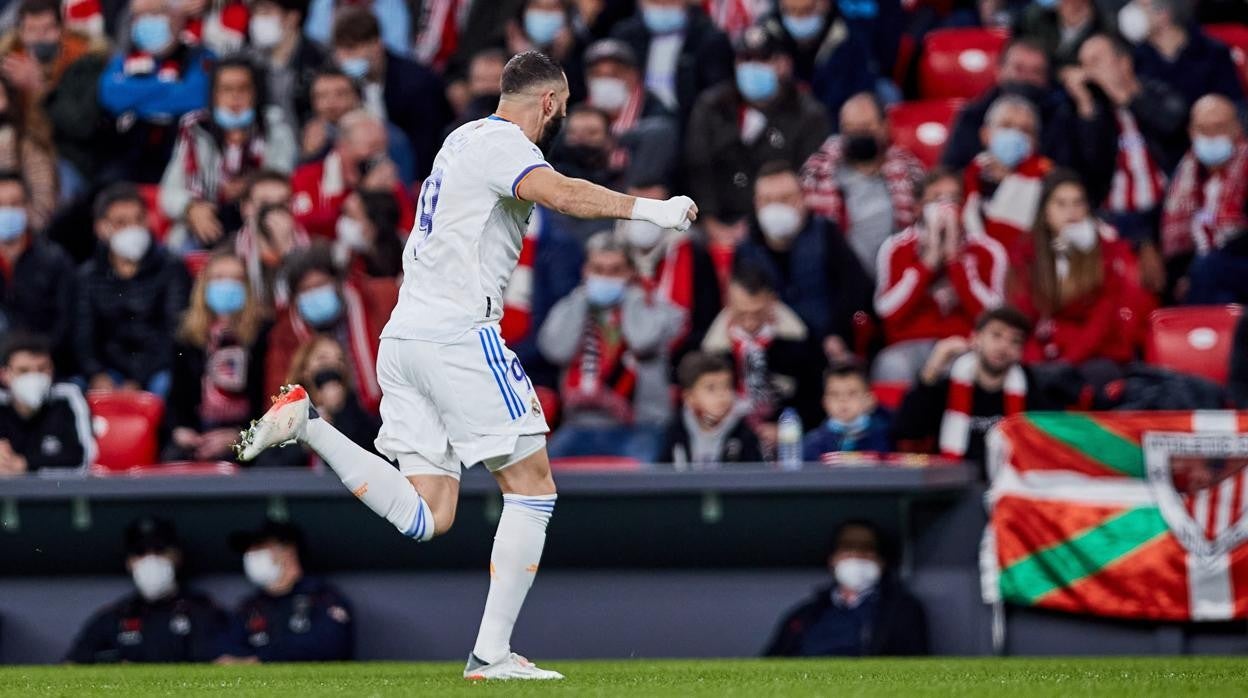 Benzema celebra el golazo que abrió la noche, a la media vuelta y a la primera, sin parar la pelota