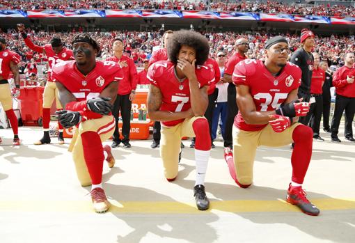 Kaepernick (centro), durante el himno estadounidense en un partido de 2017