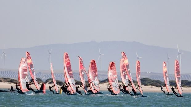 Las aguas de la bahía de Cádiz ya tienen a sus primeros protagonistas del fin de año