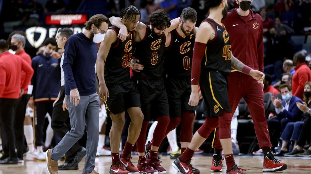 Okoro y Kevin Love ayudan a Ricky a abandonar la pista