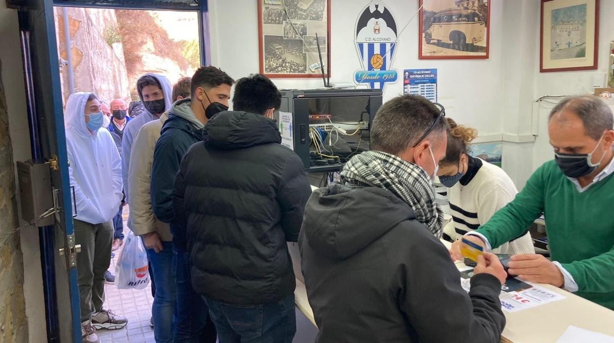 Aficionados del Alcoyano comprando entradas para el partido de Copa ante el Real Madrid