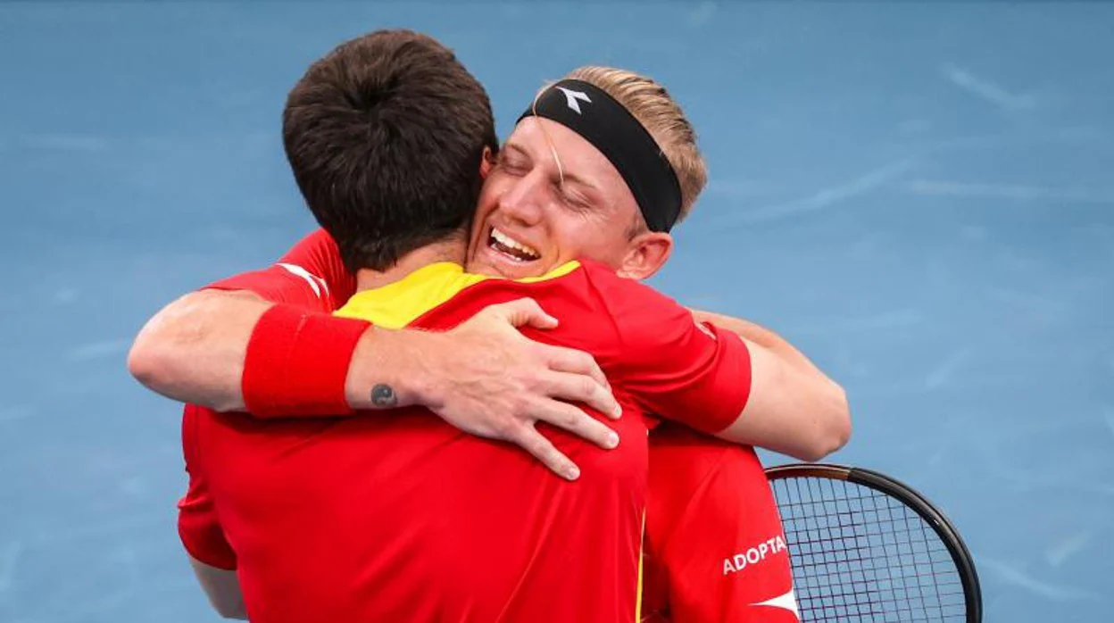 Martínez (de espaldas) y Davidovich celebran la victoria del dobles ante Chile