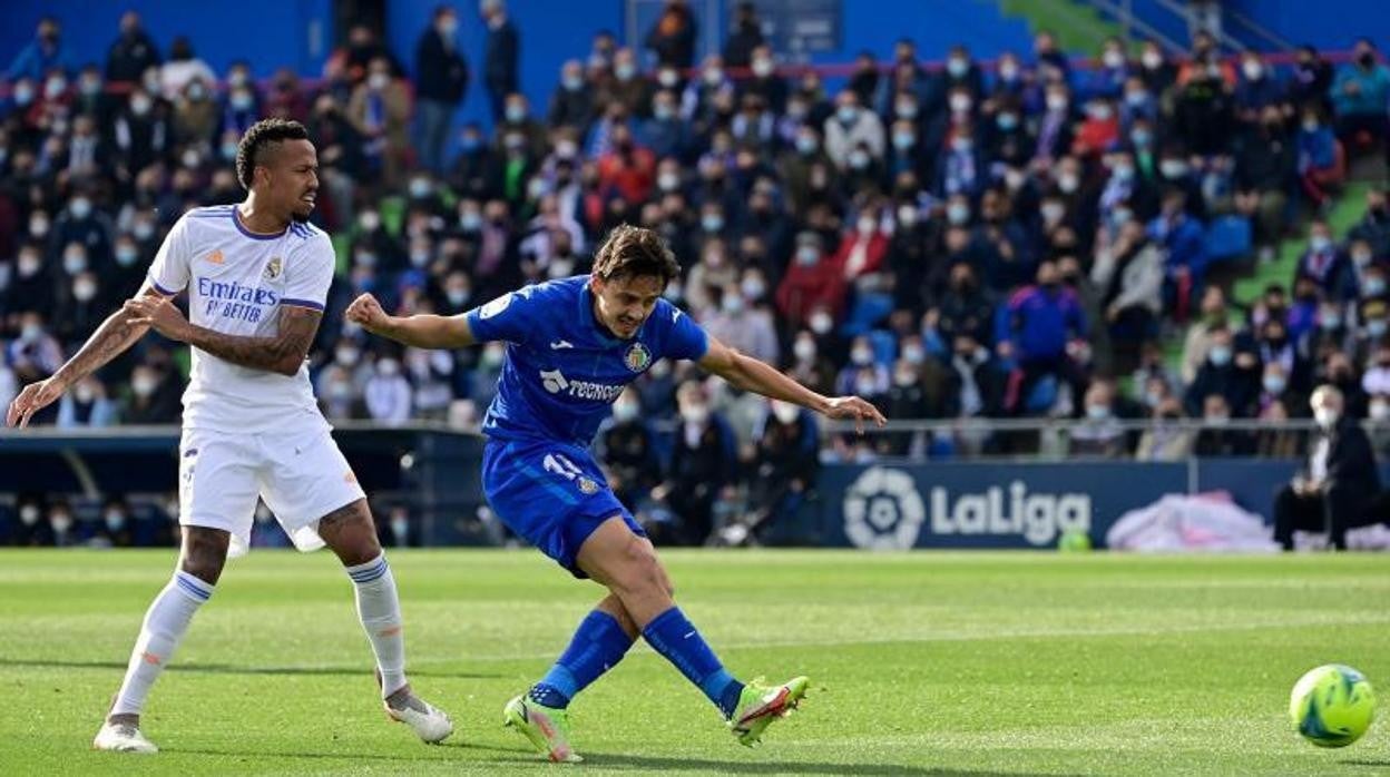 Unal, en el momento de robarle la cartera a Militao y marcar el gol