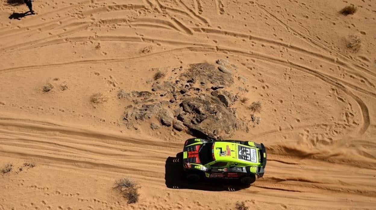 Brian Baragwanath da la vuelta en busca de la trazada buena en la etapa del Dakar