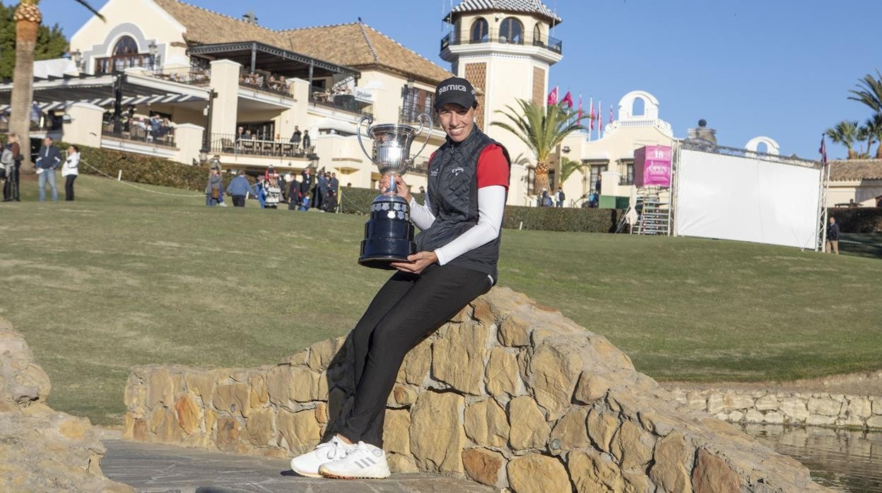 Carlota Ciganda, con el trofeo del Open de España