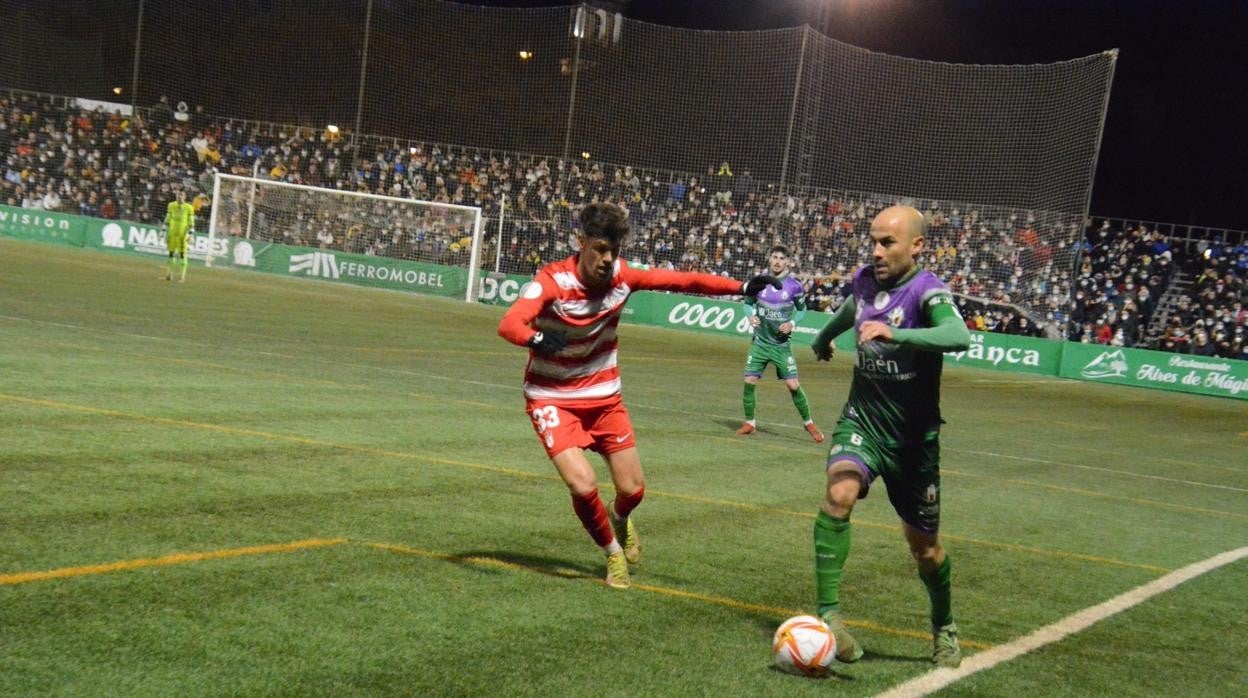 El jugador del Mancha Real Óscar Quesada, durante el duelo de Copa contra el Granada