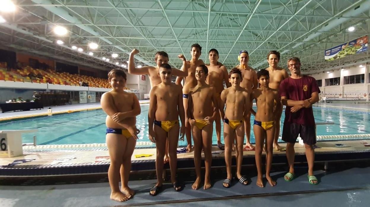 Los jóvenes del Waterpolo Cádiz disfrutan con su deporte.