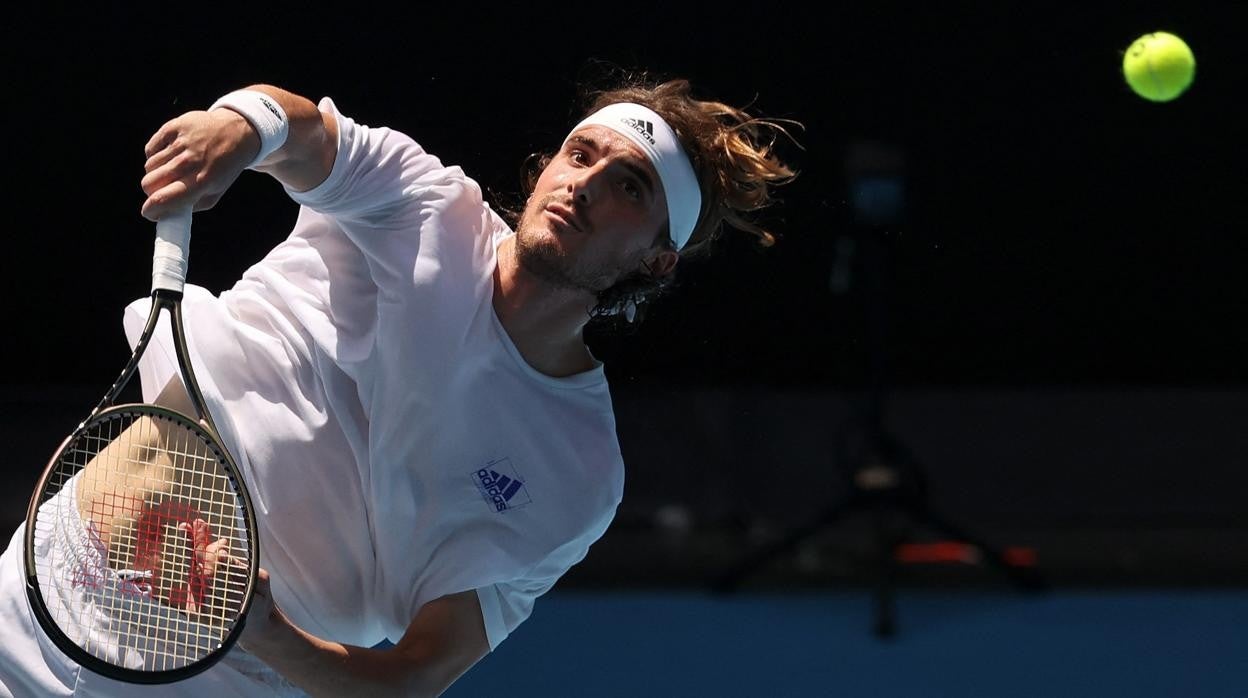 Stefanos Tsitsipas, durante un entrenamiento en Australia