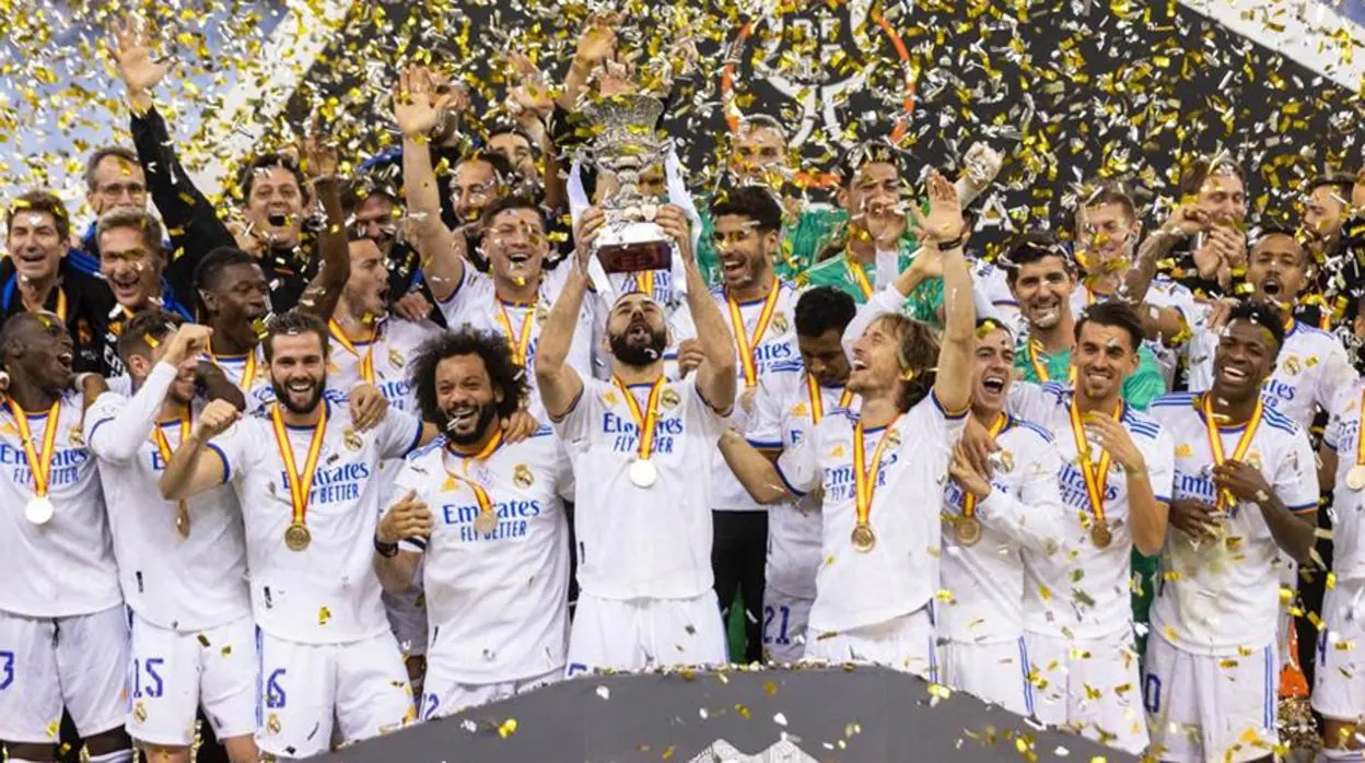 El Real Madrid celebra su triunfo en la Supercopa