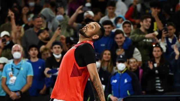 La última excentricidad de Kyrgios: servicio entre las piernas y celebra la victoria con una cerveza