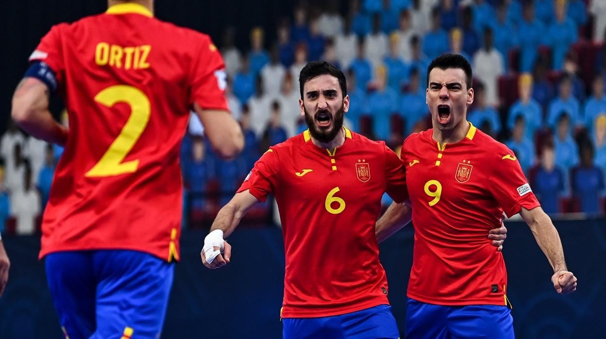 Raúl Gómez y Sergio Lozano celebran un gol español