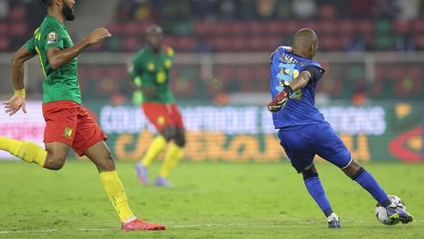 Comoras rozó la gesta: resistió ante la potente Camerún sin portero y con 10 jugadores
