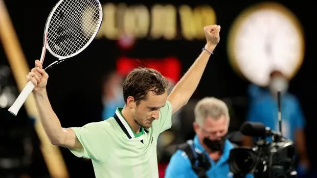Medvedev se acuerda de Djokovic tras la victoria y el público se le echa encima