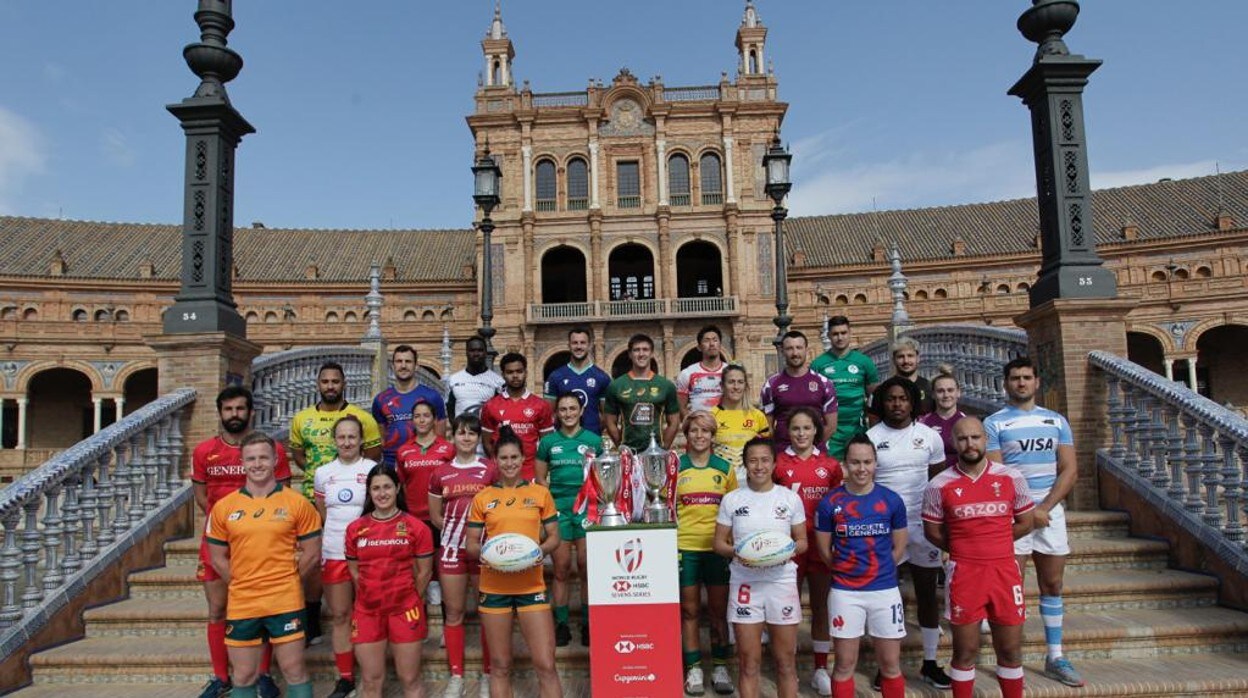 Foto de familia en la Plaza de España de los capitanes de los equipos de las Series Mundiales de rugby seven