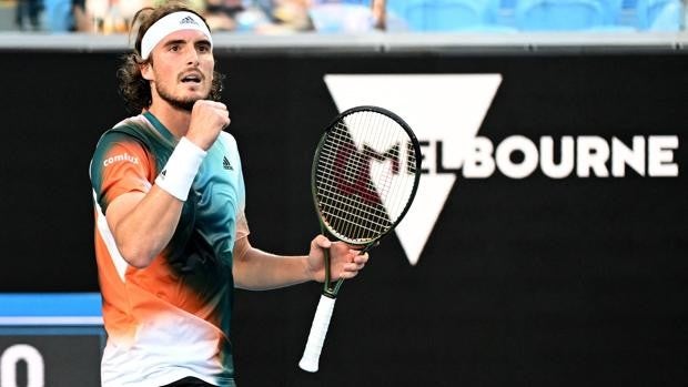 Tsitsipas pasa por encima de Sinner para alcanzar las semifinales