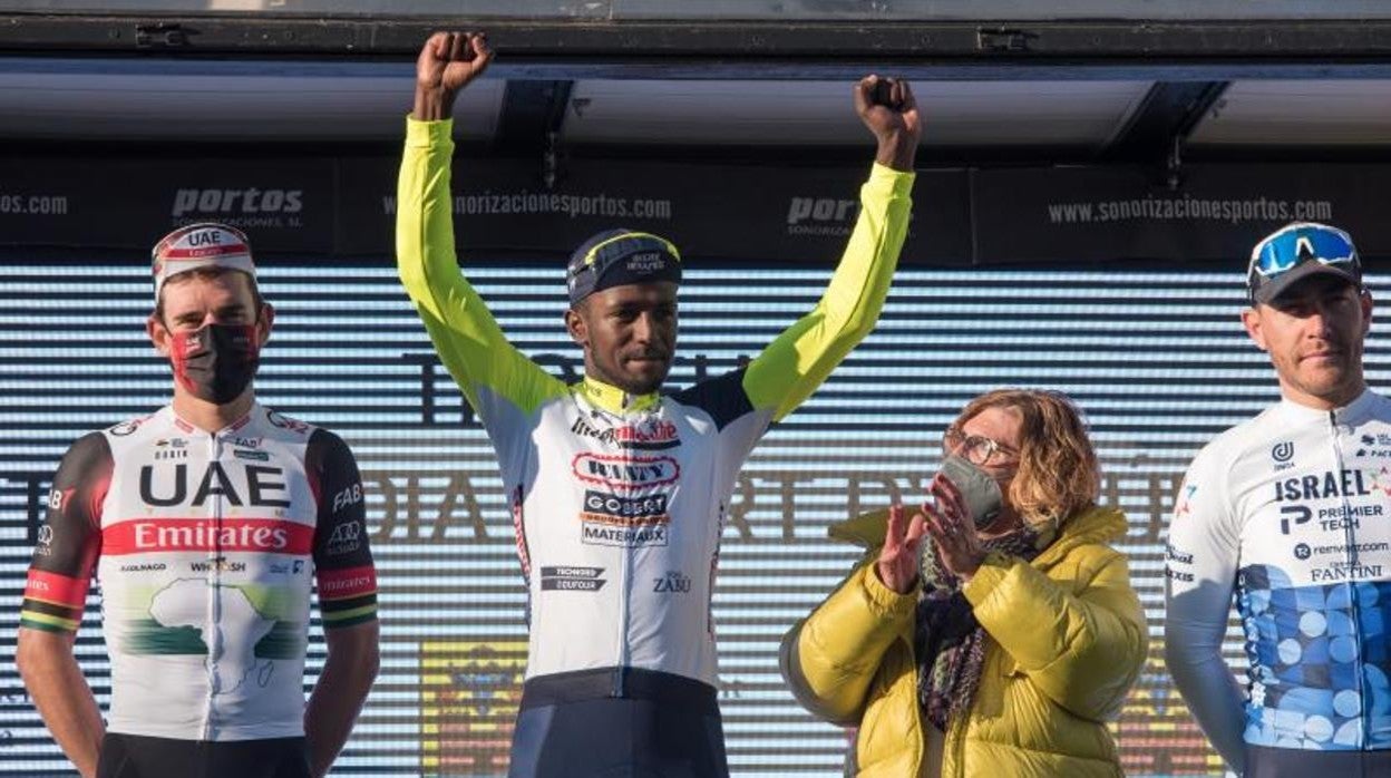 El africano Biniam Girmay se lleva el primer esprint en Mallorca