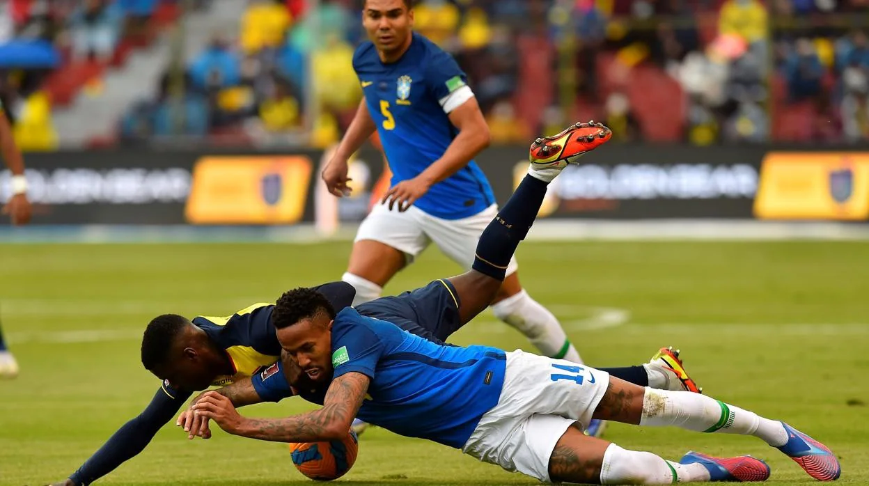 Militao, observado por Casemiro, fue amonestado en el partido que Brasil jugó ante Ecuador,