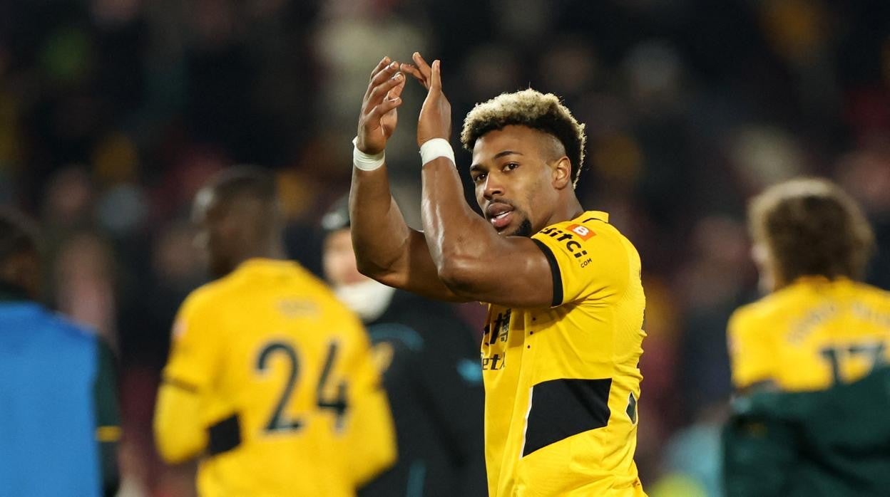 Adama saluda al público tras un partido de los Wolverhampton Wanderers