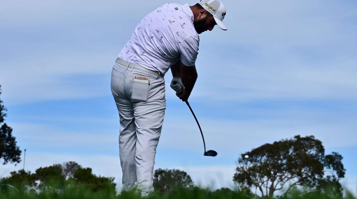 Jon Rahm, en acción ayer en el campo Sur de Torrey Pines (San Diego)