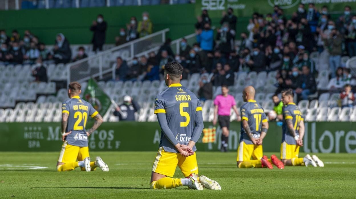 Los jugadores del CD Badajoz, arrodillados en Santander para protestar por su situación