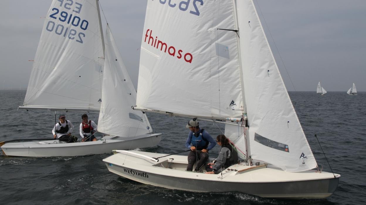 Nicolás Viar y Guillermo Barranco irrumpen con fuerza el I Trofeo Social de vela ligera en el Abra