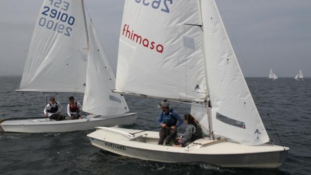 Nicolás Viar y Guillermo Barranco irrumpen con fuerza el I Trofeo Social de vela ligera en el Abra