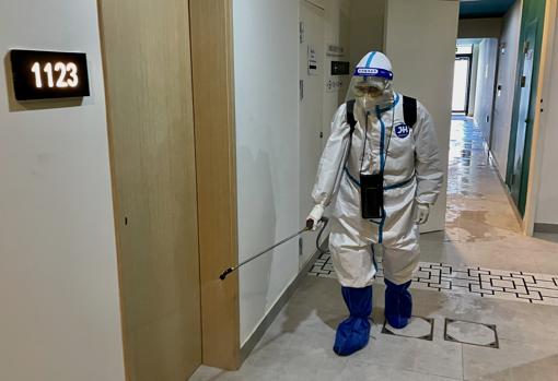 Limpiadores con monos blancos especiales se pasan el día desinfectando los hoteles y las instalaciones de los Juegos Olímpicos de Invierno de Pekín 2022