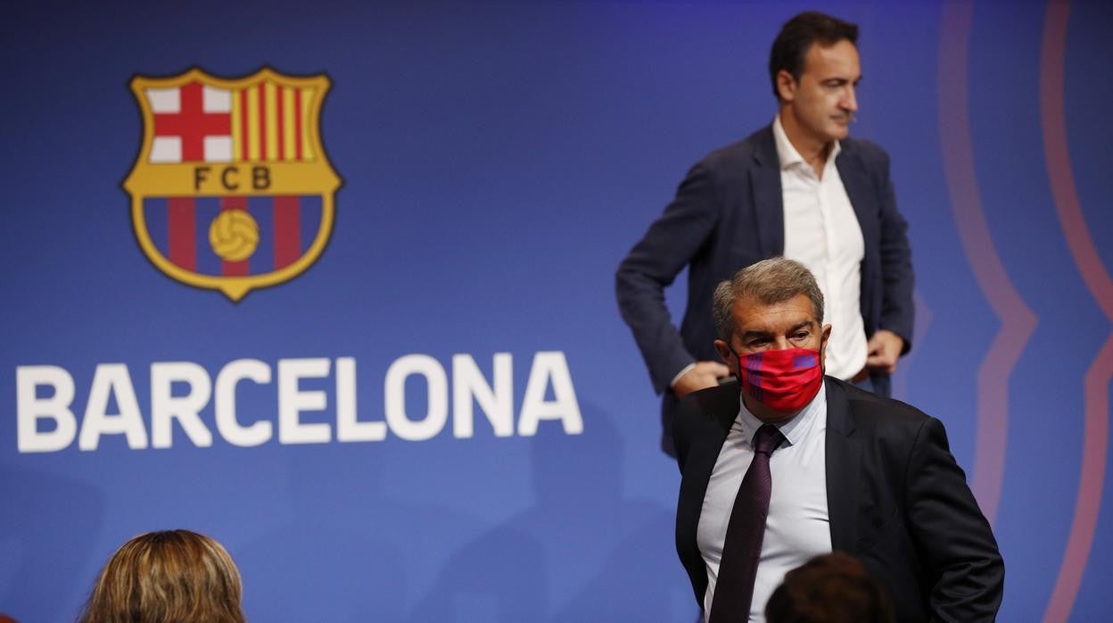 Joan laporta, con Ferran Reverter al fondo