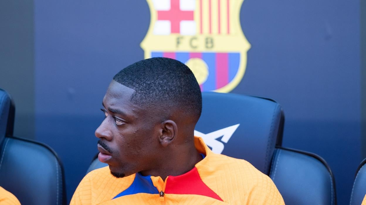 Dembélé, en el banquillo durante el partido ante el Atlético de Madrid