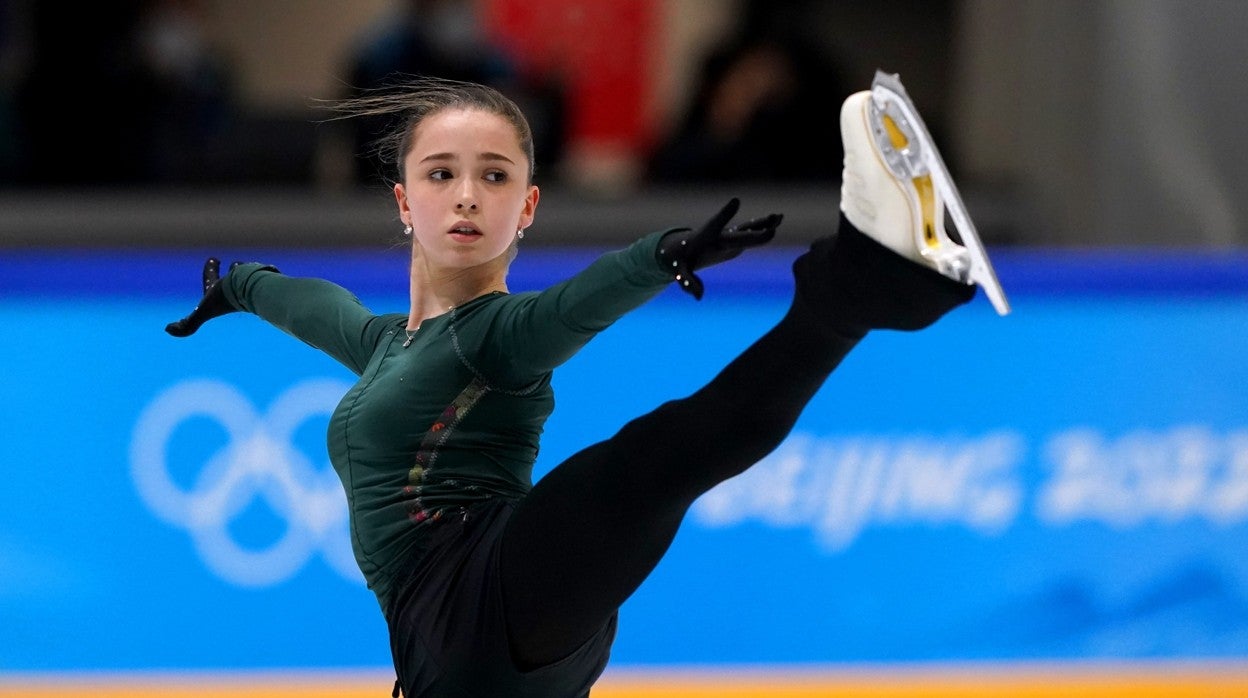 Niña De Patinaje Artístico En El Campo De Deportes Fotos, retratos