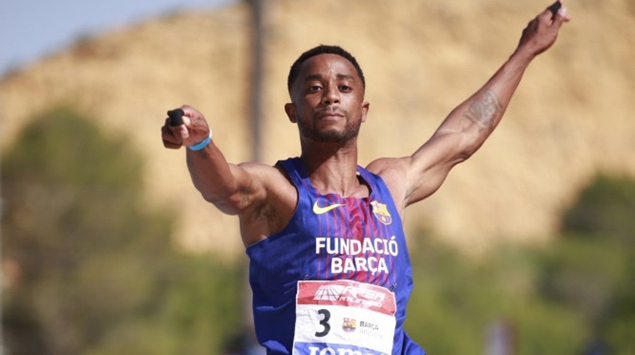 Jean Marie Okutu, durante una competición de longitud