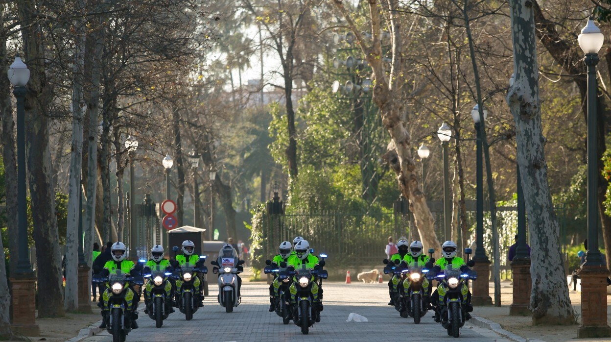 Vehículos de la Policía en la última edición del Zurich Maratón Sevilla