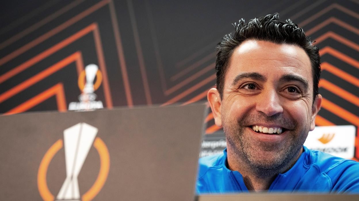 Xavi Hernández sonríe durante la rueda de prensa de este miércoles